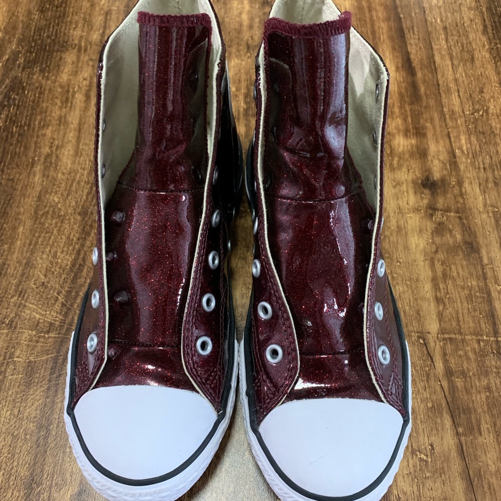 Converse sparkly maroon.
